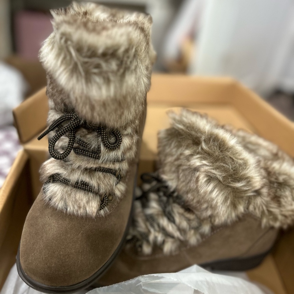 BearPaw Tan Fur-Lined Winter waterproof Boots SZ 7 Never Worn